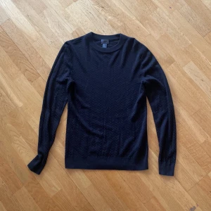 Svart tröja med mönster H&M - Svart tröja med mönster från H&M