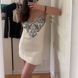 Klänning - Så fin klänning från zara. Köpt förra året. Den är lite noppring, går säkert att få bort med en noppmaskin/noppborttagare. Där av priset.