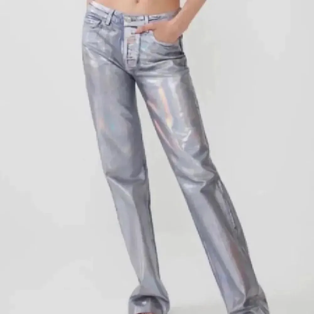 De populära zara jeansen, den äldre modellen. Jätte coola! Storlek 36. För fler bilder skriv privat! BUDA 🤩🤩. Jeans & Byxor.