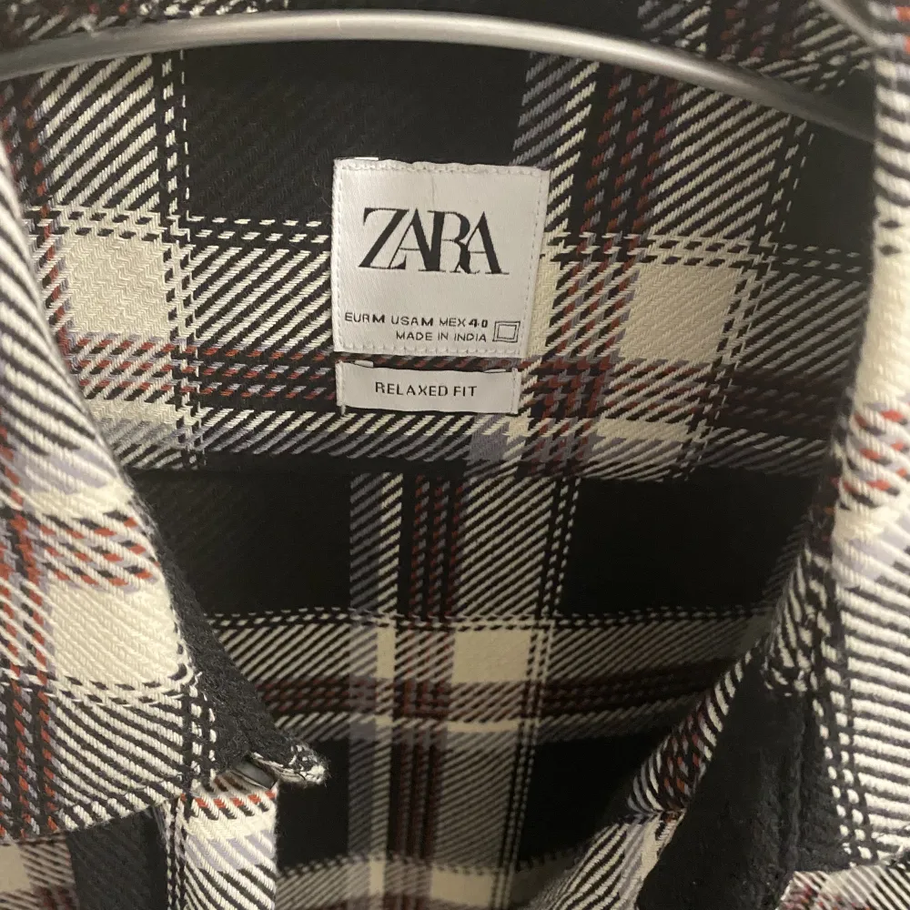 Overshirt från Zara, använd fåtal gånger . Skjortor.