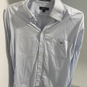 Gant skjorta - Ljusblå Gant skjorta storlek M