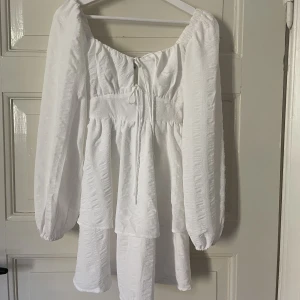 Vit oanvänd klänning  - Hej hej! Tack för att du vill titta och kanske köpa mitt plagg!!   Info:  Pris: 100 kr Storlek: XS Passform: Jag är 164cm lång och ganska smal, har oftast xs i toppar och 34/36 i byxor. Passar mig bra men gillar inte riktigt modellen på mig. 
