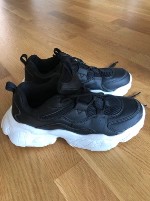 Sneakers - Sparsamt använda sneakers