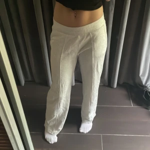 Mjukisbyxor - Säljer dessa fina lågmidjade mjukisbyxor som är helt oanvända 💕 Jätte skönt och mjukt material 💘Passar mig som är ungefär 167💕
