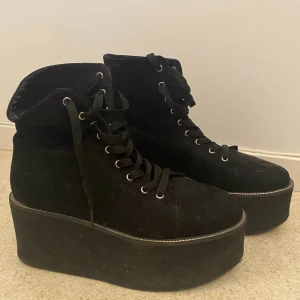 Platå skor - Säljer ett par svarta platå skor. Dem är köpta ifrån Forever 21 för flera år sedan. (OBS dem göra helt rena vid köp)