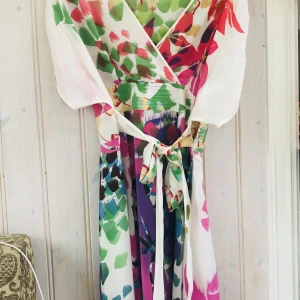 Klänning Warehouse - Chick ”tropical party” klänning i Strlk 12 (UK)