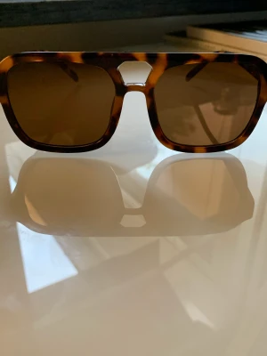 Solglasögon  - Superfina, nästan aldrig använda solglasögon. Dem är från ginatricot, inga skrapor eller annat fult på dem. 