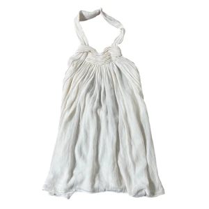 Halterneck topp - Krämvit lång halterneck topp med öppen rygg från ZARA. Har ett litet hål vid ryggen och sminkfläckar innanför halterneckbanden. Kontakta vid intresse och för bilder på defekterna <3