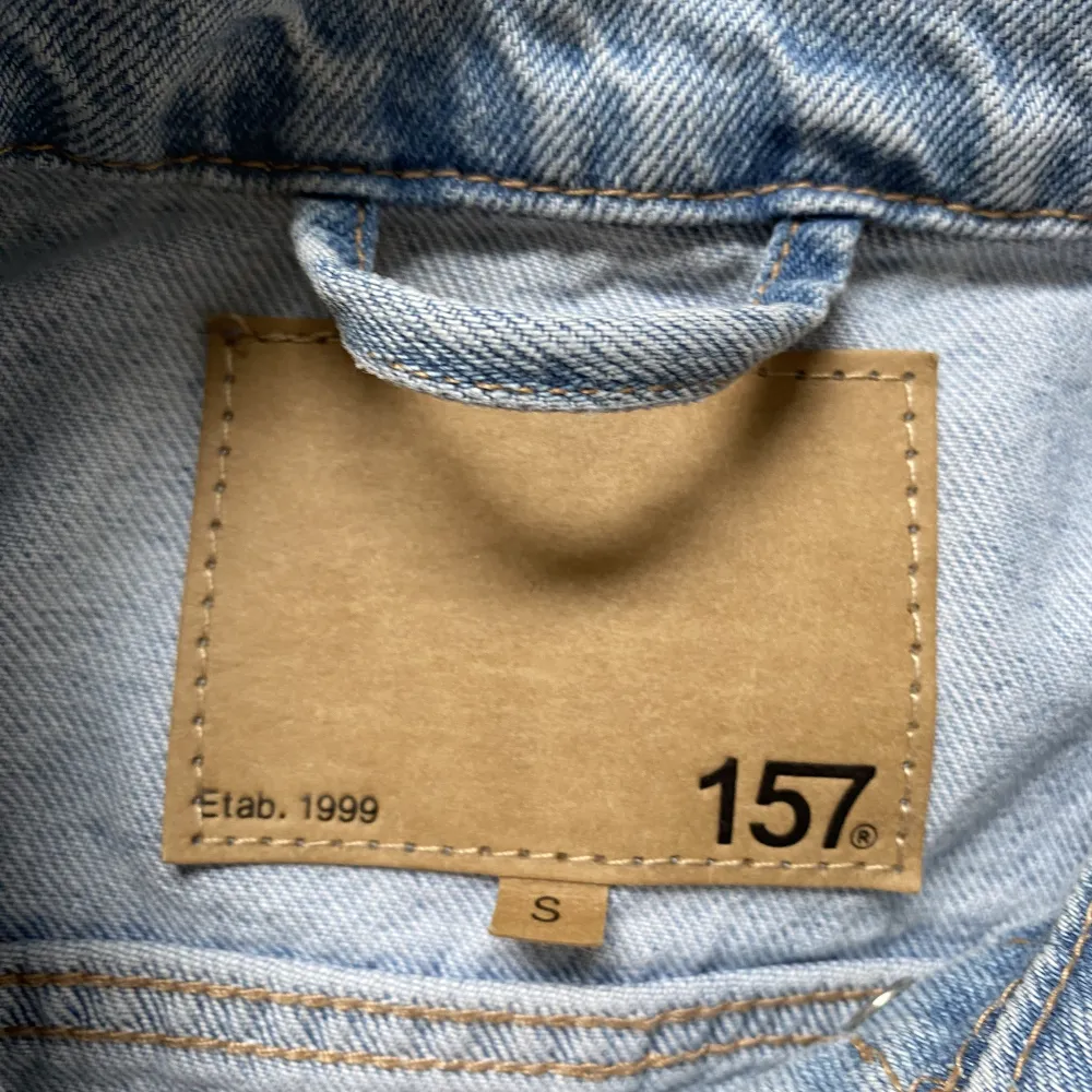 Säljer min helt nya fina oanvända jeansjacka från lager 157💓säljer pga råka köpa 2 stycken, nypris 400💓pris kan diskuteras. Jackor.