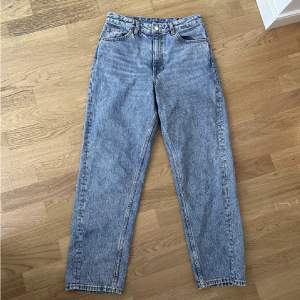 Säljer dessa snygga jeans från monki som inte kommer till användning. Jeansen är i bra skick, använda 1 gång.