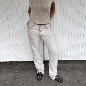 Massimo Dutti jeans - Jättefina krämvita jeans i ett tyg/jeans material  Har några små små fläckar men inget som syns mycket eller som inte borde gå bort i tvätten 