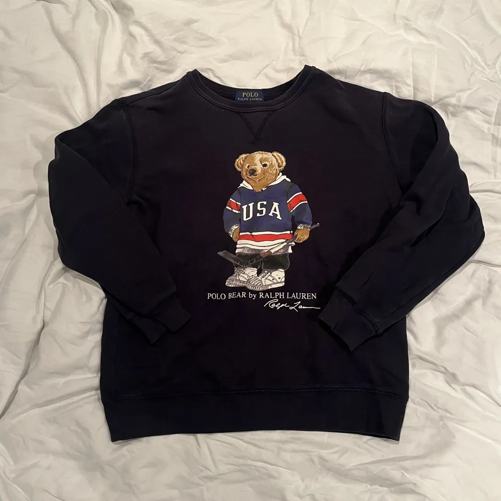 Ralph Lauren polo bear swetshirt säljes då den inte kommer till användning. Str S. Nypris cirka 1500. Nyskick i princip.. Tröjor & Koftor.