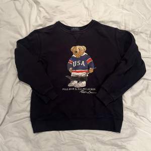 Ralph Lauren polo bear swetshirt säljes då den inte kommer till användning. Str S. Nypris cirka 1500. Nyskick i princip.