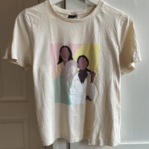 T-Shirt med tryck - Härlig T-Shirt från Gina. Passar fint för varma sommardagar. Inga defekter och inte använd mycket ☀️💞