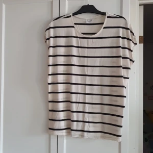 T-shirt - Randig t-shirt från Vero Moda. Mjuk och skön. 