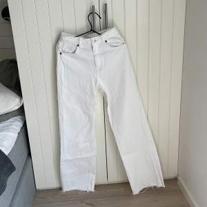 Ett par vita jeans från Zara. Lagom långa på mig som är 162! Väldigt fin passform och perfekta nu under sommaren!🌸🌸 Dessa jeans är knappt använda så som nya.