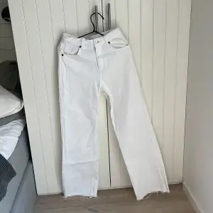Ett par vita jeans från Zara. Lagom långa på mig som är 162! Väldigt fin passform och perfekta nu under sommaren!🌸🌸 Dessa jeans är knappt använda så som nya.