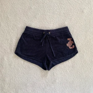Juicy Couture-shorts - Mörkblå mjukisshorts i plysch, vintage Juicy Couture! Är i använt men ändå bra skick 💓