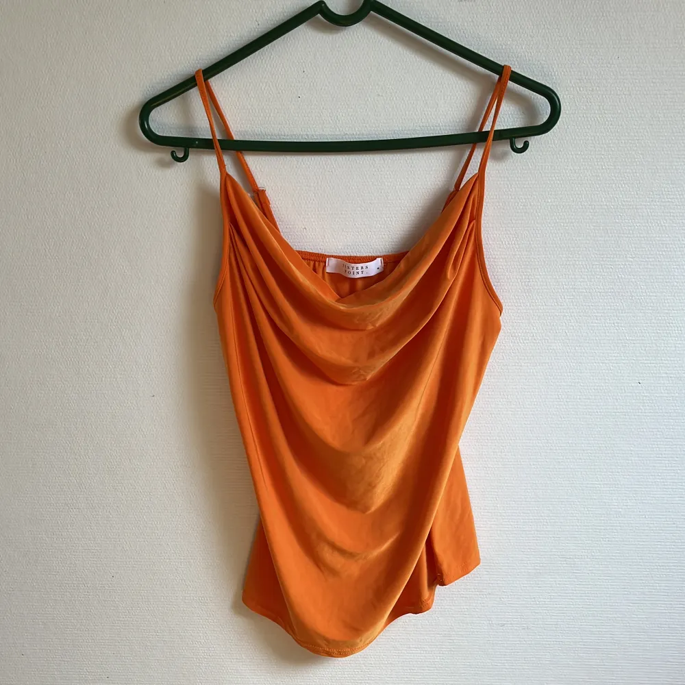 Säljer ett oranget linne från Sisters on point i storlek M! Aldrig använd! Kan mötas upp eller posta😊. Toppar.