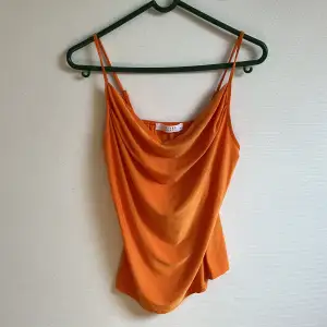 Säljer ett oranget linne från Sisters on point i storlek M! Aldrig använd! Kan mötas upp eller posta😊