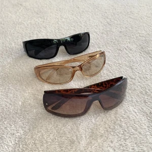 Tre solglasögon - Solglasögon i wrap around-modell och i tre olika färger, från blandade ställen! 90kr/st 🖤