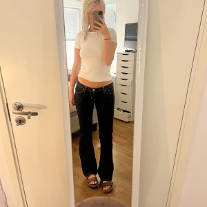Evisu jeans  - Säljer dessa mörkblå bootcut Evisu jeansen som jag har fått som kostar runt 2500-3000 nypris för att jag aldrig använder de! De är sjukt snygga! Jag är 170cm lång