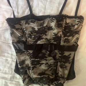 Korsett topp - Y2k korsett topp köpt second hand , justerbar i ryggen