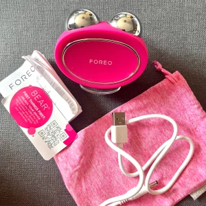 Foreo Bear - Säljer Foreo Bear! Laddsladd, plast-ställ och förvaringspåse ingår. Använd fåtal gånger.