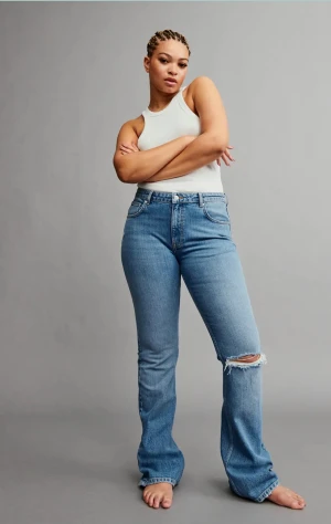 Gina tricot jeans blåa❤️ - Hej! Nu säljer jag mina fina Gina tricot jeans, de är blåa och är i storleken 36. Jag säljer de för att jag nästan aldrig använder de, nypris 499kr säljer för 299kr💓