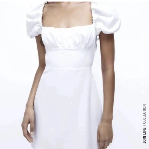 Vit klänning - Klänning från Zara storlek S, nyskick. Skriv för fler bilder 