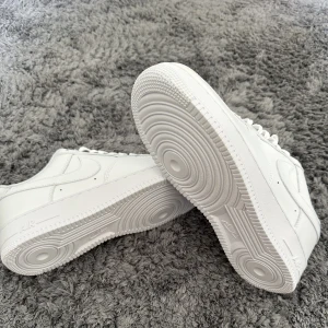 Air Force 1 - Hel oanvända air force one. Säljs pga de var en gåva men jag har redan dem. Säljs utan originell lådan (min syster gjorde den sönder) men jag skickar lådan på sista bilden istället.