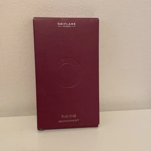 Contouring kit - En helt ny contouring kit med tre olika, bronzer, blusher, highlighter så snygg 