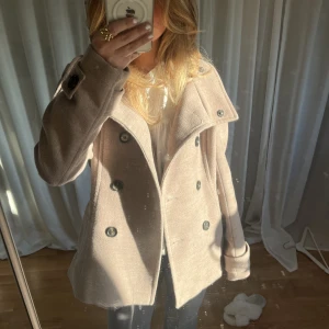 Kappa - Supersnygg beige kappa köpt på Sellpy men kommer från HM. Perfekt till våren💘 pris kan diskuteras vid snabb affär.