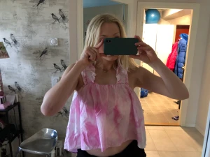 Sommartröja - Säljer denna sååå söta topp 😫😍perfekt till sommaren! Den har som en ”inbyggd” topp så man slipper oroa sig för att flasha 🙏den är även längre i bak 💘 så fin topp verkligen 🥰