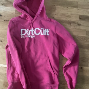 Dirt cult hoodie stl S - Neonrosa Dirt cult hoodie stl S Sparsamt använd/som ny
