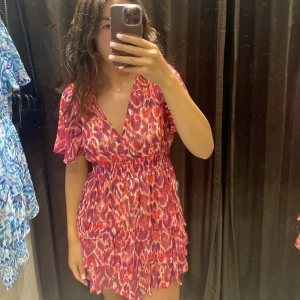 Klänning  - Supersöt klänning från zara som tyvärr är för liten för mig. Använd en gång, i nyskick!! Skriv för fler bilder eller vid frågor! Klänningen är liten i storleken!!