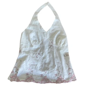 Vit halterneck med paljetter  - Vit halterneck med paljetter. Står ingen storlek men sitter som en 36/38. Kontakta vid intresse <3