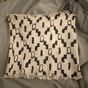 Bandå topp  - En fin topp ifrån H&M. Den är använd fåtal gånger. Säljer nu för 30kr🫶🏽