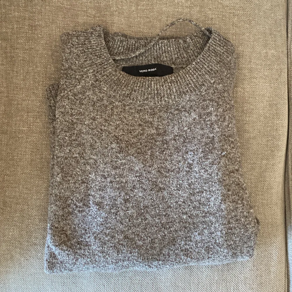 Fin tröja som jag köpte för ca 1 halvår sedan. Bra skick och i färgen brun/grå. Lite nopprig men inget som syns och i storlek XS.❤️. Stickat.