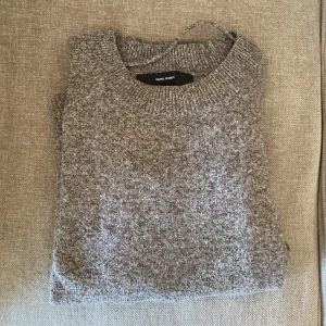 Vero Moda stickad tröja - Fin tröja som jag köpte för ca 1 halvår sedan. Bra skick och i färgen brun/grå. Lite nopprig men inget som syns och i storlek XS.❤️