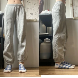 Lågmidjade mjukisbyxor - Säljer dessa lågmidjade mjukisbyxor från soc, då jag inte brukar ha på mig mjukis så ofta längre och även för att jag tycker att de är lite korta på mig som är 167. Bilden är tagen idag. Skick 10/10 Skriv gärna vid frågor 😊