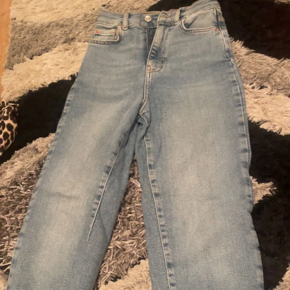 Raka jeans från Gina. Tyvärr blivit små. Köpte förra året för 499kr. Jeans & Byxor.
