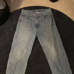 Weekday byxor galaxy  - Tja tja. Weekday byxor med modellen Galaxy storlek 29/32