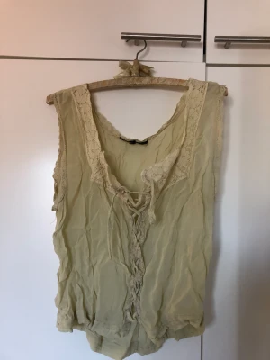 Tunnt linne med snörning beigerosa - Ett beigerosa linne i strl M