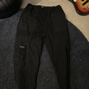 Svarta cargo byxor  - Tja tja. Svarta Cargo byxor från Urban outfiters. Kan skicka fler bilder, det är bara att skriva. 32/32
