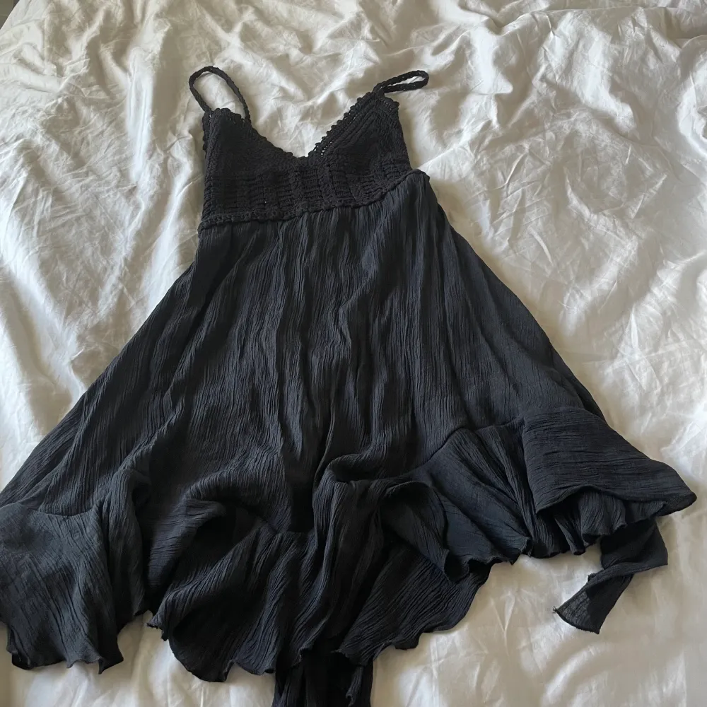 Säljer en superfin svart klänning som är köpt utomlands❣️ Klänningen har superfina detaljer men tyvärr passar den inte så bra på mig. Står ingen storlek eller märke men jag skulle säga att den passar xs/s. Fler bilder går att få. Aldrig använd❤️. Klänningar.