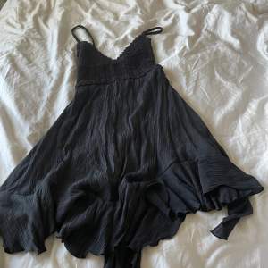 Säljer en superfin svart klänning som är köpt utomlands❣️ Klänningen har superfina detaljer men tyvärr passar den inte så bra på mig. Står ingen storlek eller märke men jag skulle säga att den passar xs/s. Fler bilder går att få. Aldrig använd❤️