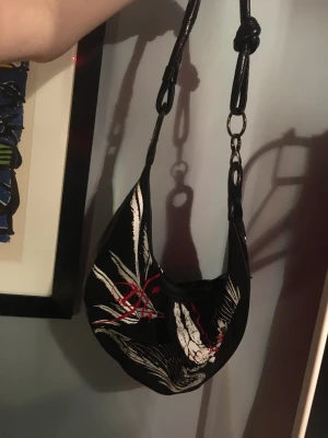 Y2k väska - Asball y2k väska som lyfter upp vilken outfit som helst. Kan bäras på olika sätt. Passar till i princip allt!!❤️❤️så najs att ha på sommaren. Hör av er vid frågor eller annat <3