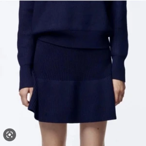 Zara kjol  - Stickad kjol från zara, använd max 2 ggr!