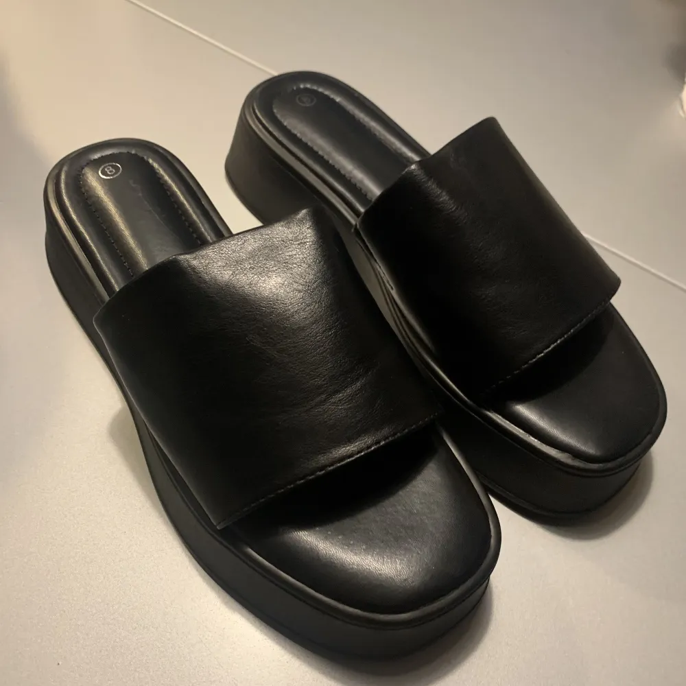 Oanvända plattform sandaler i läder imitation strl 8UK. Skor.